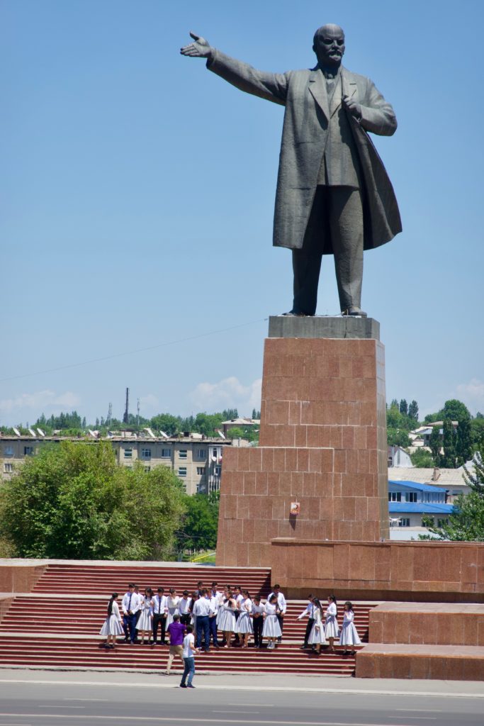 Lenin Statue vor dem Stadtgebäude (und der Abschlussklasse für das Abschlussfoto)