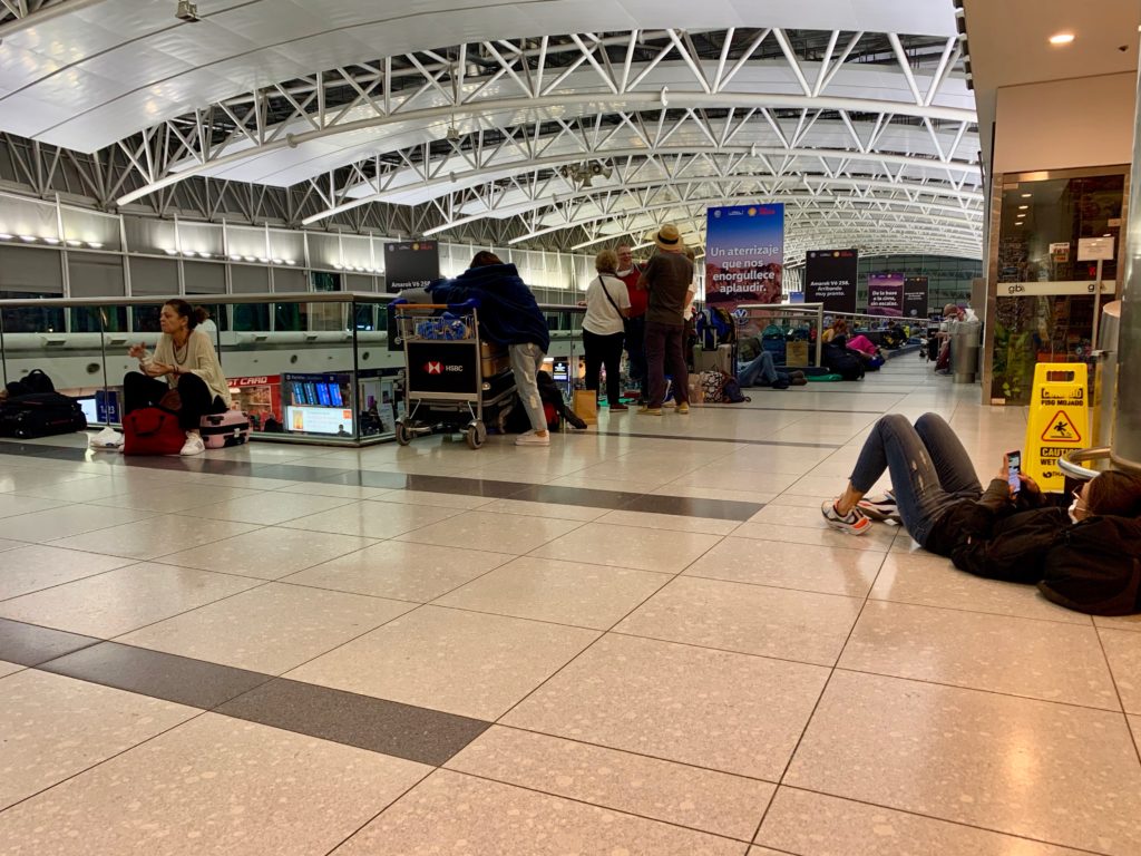 Schlafende Leute am Flughafen Buenos Aires