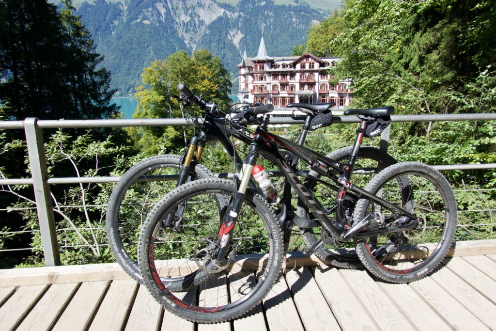 Unsere Bikes bei den Giessbachfällen / dem Grand Hotel Giessbach
